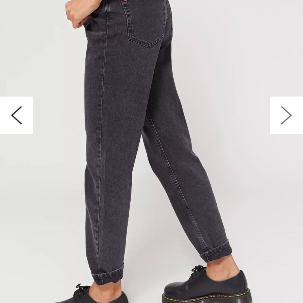 Urban Outfitters - BDG High-Waisted Mom Jean – Washed Black Denim